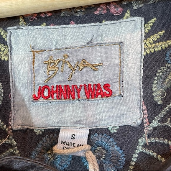 NWT!•Johnny Was•Embroidered Blouse•Lace Up V-Neck•Oversized - Picture 8 of 10